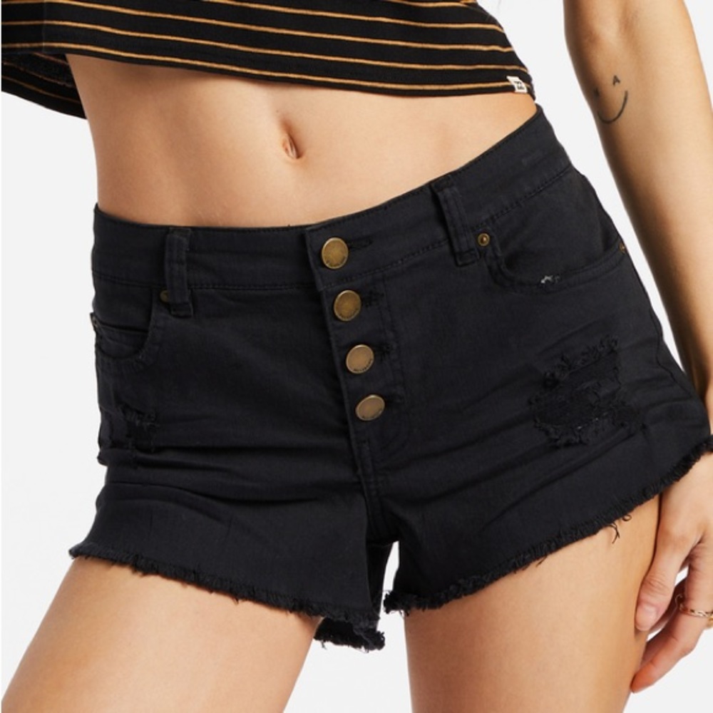 🔥🔥BILLABONG - BUTTONED UP DENIM SHORT🔥🔥